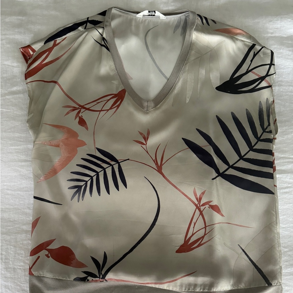 Gorgeous blouse - sliver v neck with beautiful pattern design!